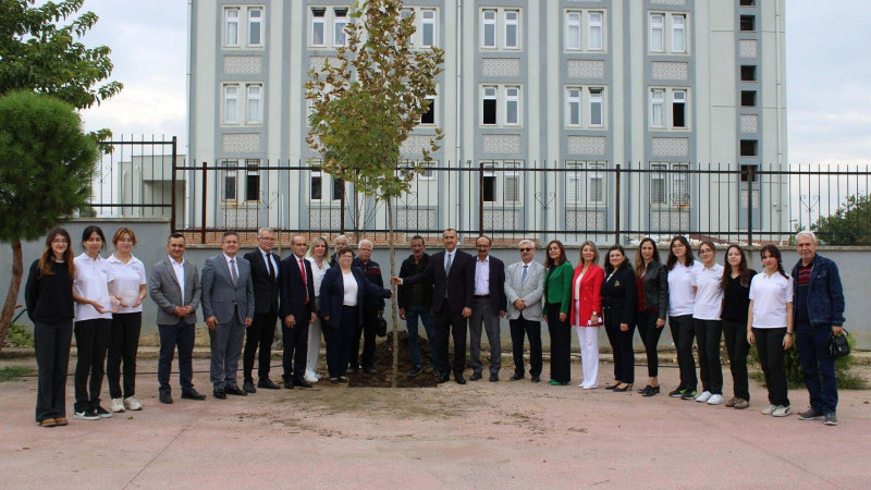 İzmir’de 7 bölgenin toprağı Cumhuriyet çınarında buluştu