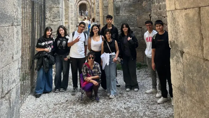 İzmir Büyükşehir Belediyesi Öğrencileri Bergama Pergamon Antik Kenti’nde İngilizce Pratik Yaptı