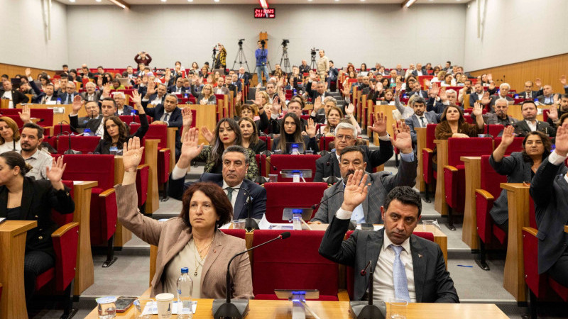 İzmir Büyükşehir Belediyesi 2026 bütçesi oy çokluğuyla kabul edildi: Mecliste gerilim tırmandı