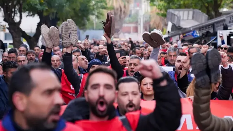 İzmir Büyükşehir, eylem yapan işçilere yasal prosedür çerçevesinde savunma talep etti!