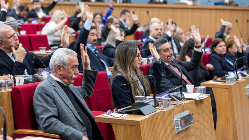 İzmir Büyükşehir Meclisi'nde CHP ve AK Parti arasında DİSK polemiği!