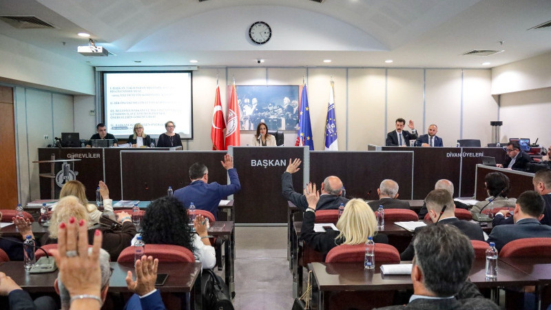 Karşıyaka Belediye Meclisi’nde tekstil pazaryeri krizi ve sayıştay tartışması