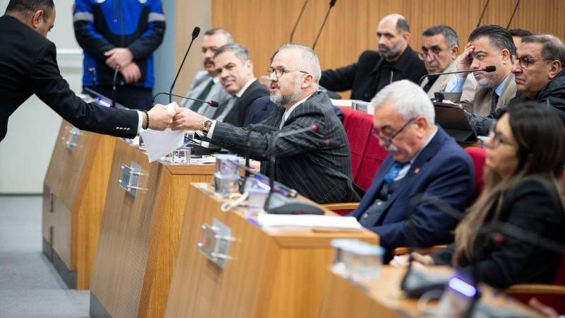 İzmir Büyükşehir Meclisi’nde emsal artışı içeren plan değişiklikleri kabul edildi, ‘Algı Siyaseti’ tartışması alevlendi