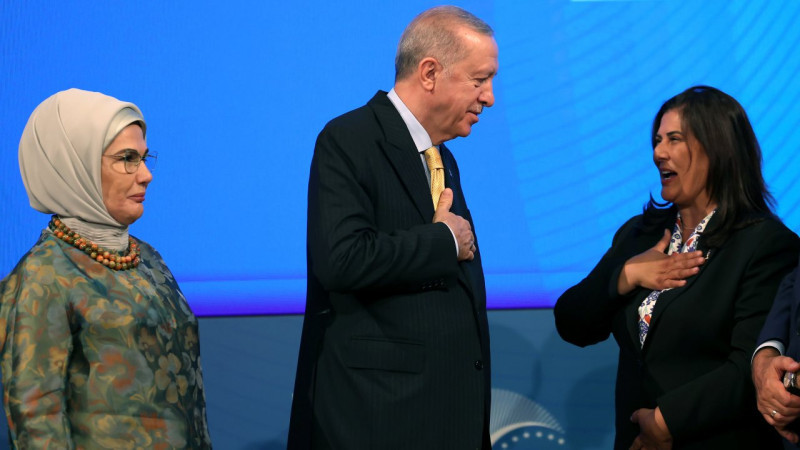 Özlem Çerçioğlu'nun afiş çelişkisi sosyal medyada gündem oldu