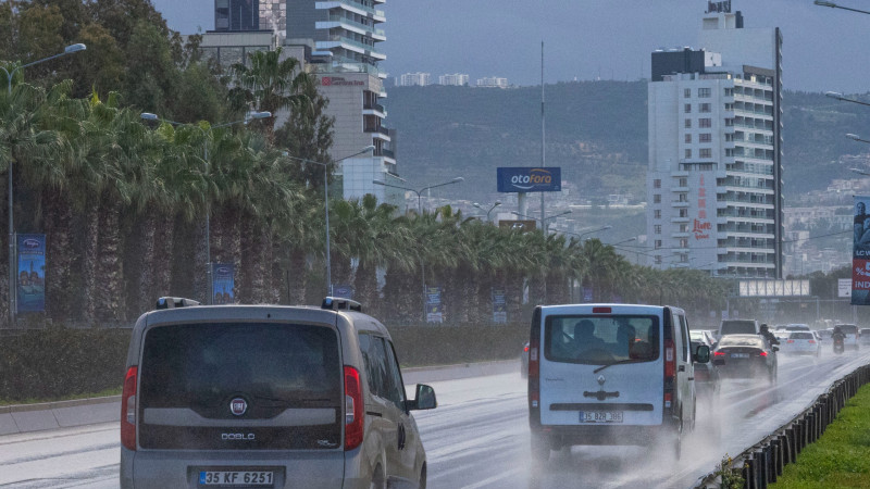 İzmir’de kuvvetli yağış ve fırtına uyarısı: İzmir Büyükşehir teyakkuzda