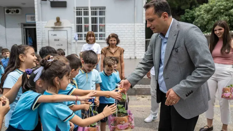 Bornovalı öğrencilere çilek fidesi dağıtıldı