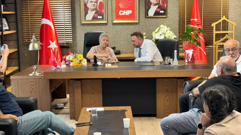 Gümrükçü eleştirileri dinledi, makam koltuğunu devretti